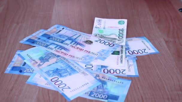 Timelapse Russisch Geld 2000 5000 Roebel Biljetten Vallen Tafel Geld — Stockvideo