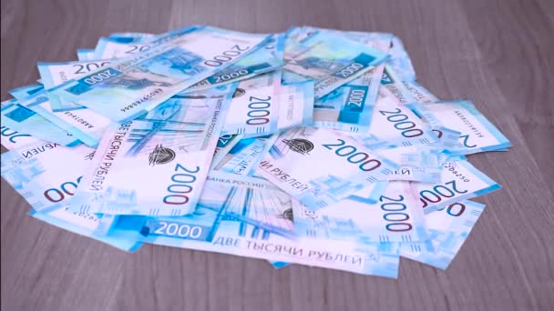 2000 Rublelik Yeni Rus Banknotları Masanın Üzerinde Yatıyor Rüzgarda Hafifçe — Stok video