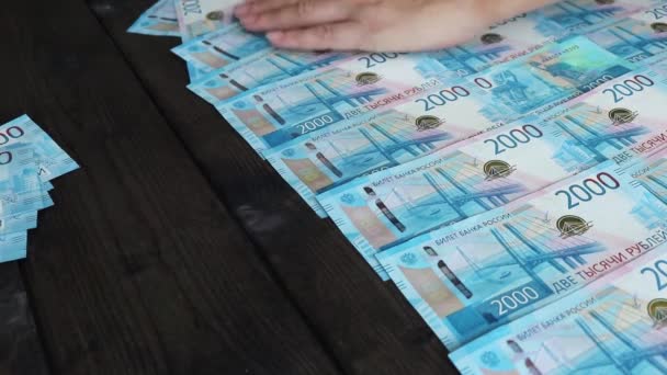 Handen Ruimen 2000 Roebel Russische Biljetten Van Tafel Geld Achtergrond — Stockvideo