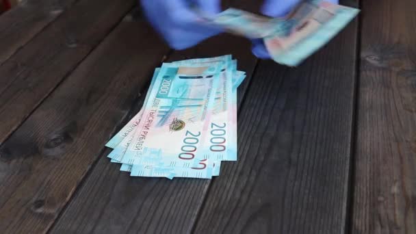 Zählt Geld Und Legt Von Der Hand Den Stapel Auf — Stockvideo