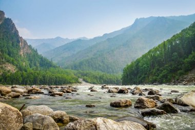 Rafting dağ nehri Oka Sayanskaya, hızlı 