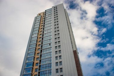 Chelyabinsk, Rusya - Aralık 2021: Gökyüzüne karşı bulutlu modern gökdelenler. Alt görünüm.