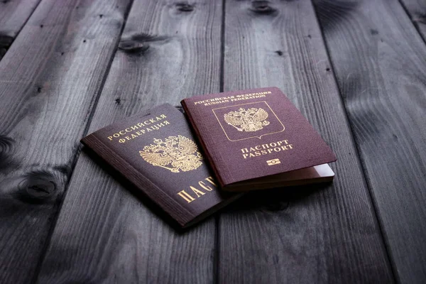 Paszport Wewnętrzny Paszport Zagraniczny Federacji Rosyjskiej Leżą Szorstkiej Drewnianej Powierzchni — Zdjęcie stockowe