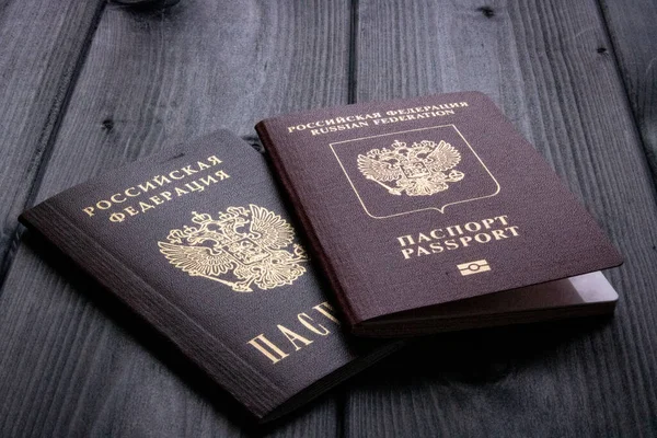 Dwa Paszporty Federacji Rosyjskiej Leżą Szorstkiej Drewnianej Powierzchni Stare Zdjęcie — Zdjęcie stockowe