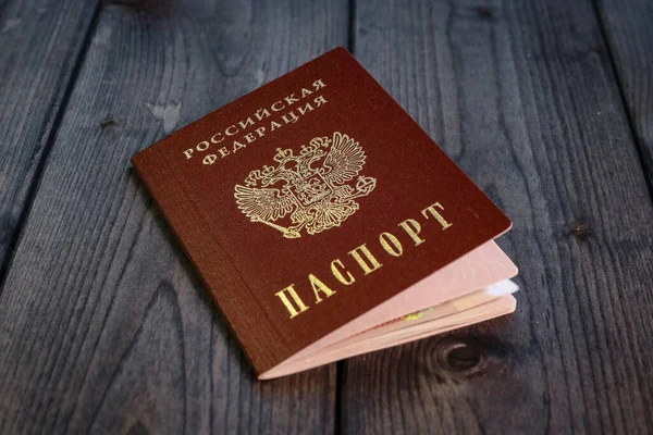 Paszport Federacji Rosyjskiej Szorstkiej Drewnianej Powierzchni Stare Zdjęcie Koncepcja Podróży — Zdjęcie stockowe