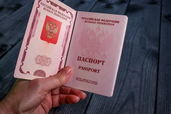 Międzynarodowy Paszport Rosyjski Federacja Żeński Ręka Zamazany Drewniany Tło Koncepcja — Zdjęcie stockowe