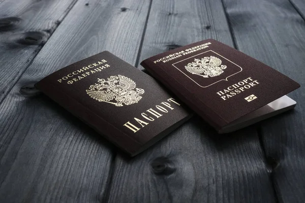Paszport Wewnętrzny Paszport Zagraniczny Federacji Rosyjskiej Leżą Szorstkiej Drewnianej Powierzchni — Zdjęcie stockowe