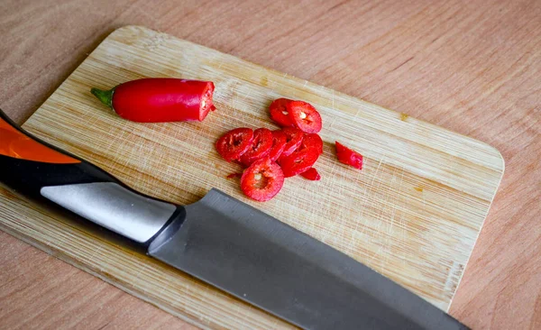 Les Piments Rouges Sont Tranchés Sur Une Planche Découper Bois — Photo