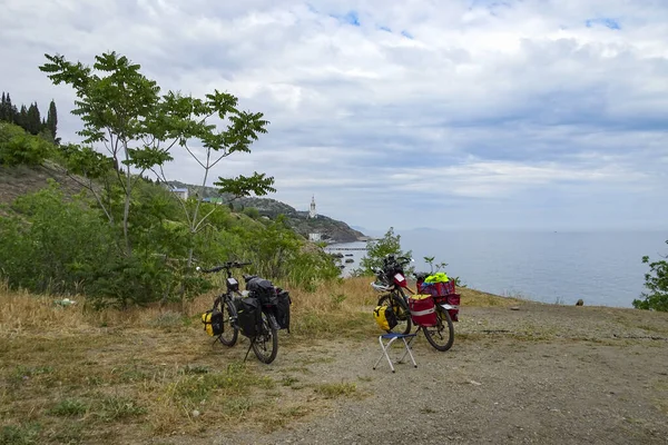 Two Bicycles Loaded Travel Stand Black Sea Coast Overlooking Temple — Stock fotografie