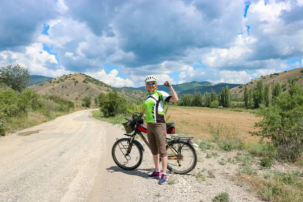 Žena Cyklistka Vedle Kola Pozadí Hor Selfie Krym — Stock fotografie