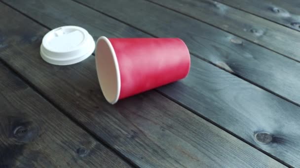 Порожня Одноразова Паперова Чашка Кави Столі Вуличному Кафе Рухається Вітрі — стокове відео
