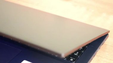 Laptop kapağı kapanıyor. Eylemin sonu kavramı..