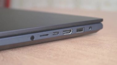 El USB tip C konnektörünü laptopa bağlıyor. Seçici odak.