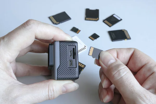 Câmera Ação Cartão Memória Microsd Mãos Parte Trás Outros Cartões — Fotografia de Stock