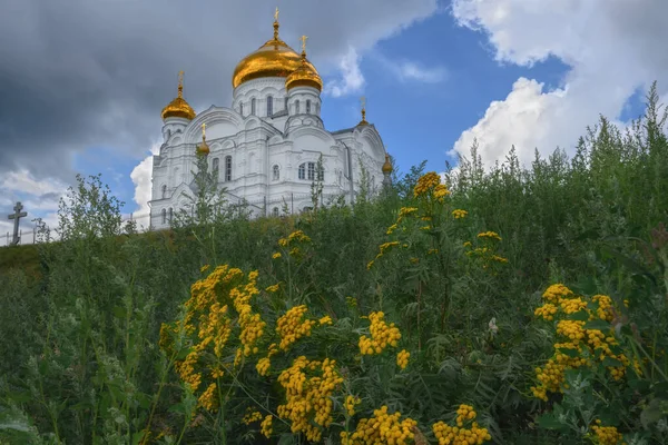 Majestuosa Iglesia Blanca Con Cúpulas Doradas Montaña Blanca Territorio Perm — Foto de Stock