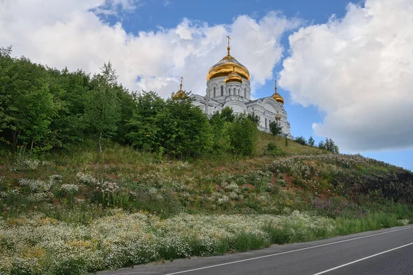 Die Majestätische Weiße Kirche Mit Goldenen Kuppeln Auf Dem Weißen — Stockfoto