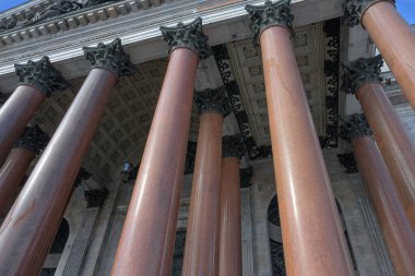 St. Petersburg 'daki St. Isaac Katedrali' nin (Rusya) ünlü 30 metrelik monolitik sütunları. Üzerinde kavisli yapraklar olan bronz başkentler. Girişin tavanında sayısız mimari kolye var.