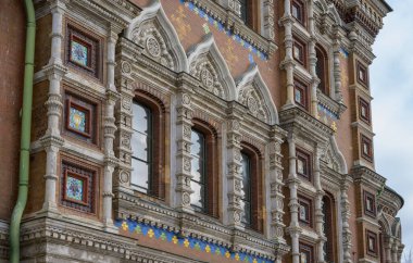 St. Petersburg (Rusya) 'da dökülen kanla ilgili antik Kurtarıcı Kilisesi cephesinin ayrıntıları. Duvarlarda ve pencerelerde bir sürü renkli süslemeler var. Rus mimarisinin anıtı. 