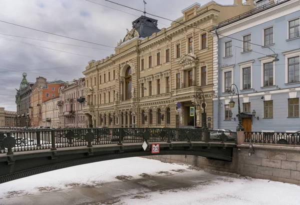 晴れた冬の日にサンクトペテルブルク ロシア の鍛造ザトウクジラ橋と古い家とグリボエドフ運河の景色 列と浅浮彫りの都市の歴史的建築 — ストック写真