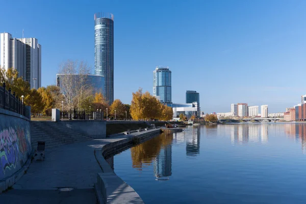 Güneşli Bir Günde Sonbaharda Yekaterinburg Ural Rusya Nehrin Kıyısı Uzun — Stok fotoğraf