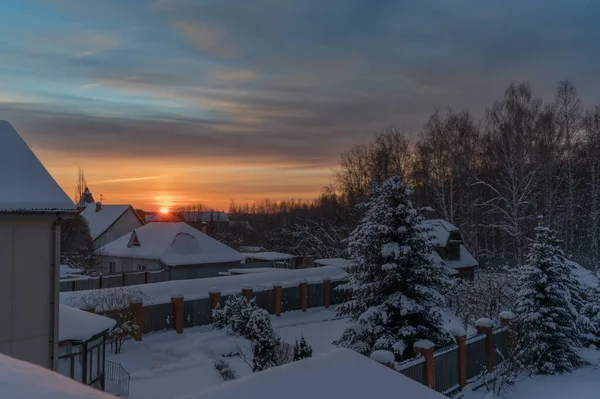Cozy Winter Scene Snowfall Night Frost Bright Red Sun Rises — Stockfoto