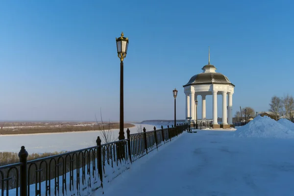 晴れた冬の日にトボリスク ロシア の古代シベリアの都市で イルティシの高い銀行の尖塔と柱を持つエレガントな白い石のロタンダ 低鍛造フェンスや提灯 青い空 — ストック写真