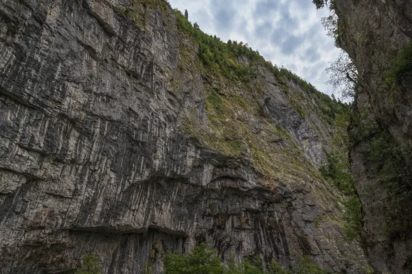 Hautes Falaises Escarpées Avec Verdure Presque Rapprochées Sommet Laissant Une — Photo