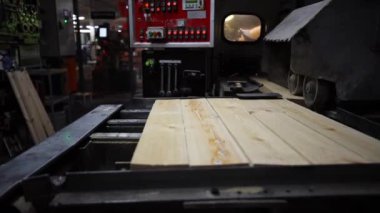 Bir adam mobilya fabrikasında çalışıyor, modern bir mobilya fabrikasında. Endüstriyel marangoz fabrikası