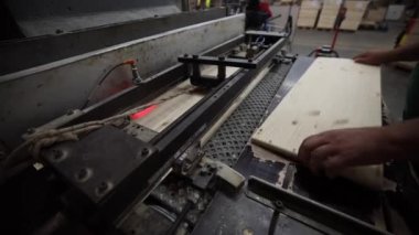 Endüstriyel iç mekan, marangoz fabrikasında çalışma, mobilya üretimi. Modern otomatik planlayıcı