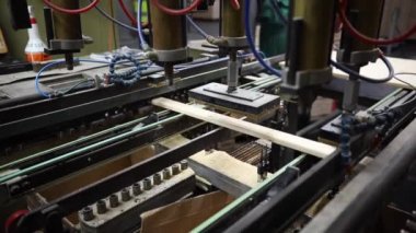 Mobilya fabrikasında üretim sürecine yakın çekim, mobilya endüstrisinde modern sondaj makinesi.