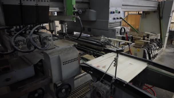 Proceso Producción Una Fábrica Muebles Mecanismo Moderno Máquina Carpintería — Vídeo de stock