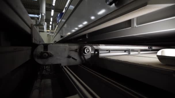 家具工場の近代的なマシンを閉じる工場ラインの自動コンベアベルトで商業大量生産 ハイテク機械 — ストック動画