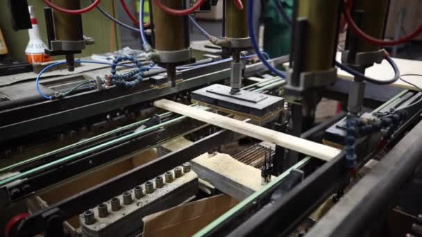 Close Processo Produção Uma Fábrica Móveis Máquina Perfuração Moderna Indústria — Vídeo de Stock