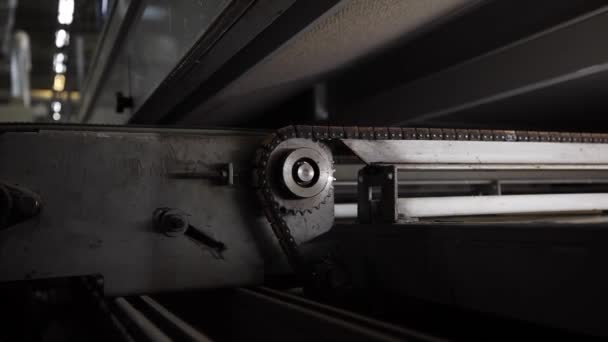 Σύγχρονη Μηχανή Στο Εργοστάσιο Επίπλων Γκρο Πλαν Αλυσίδα Εργαλεία — Αρχείο Βίντεο