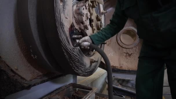 木製ペレットのための現代的な機械を掃除する男のクローズアップ 木質ペレットの製造 — ストック動画