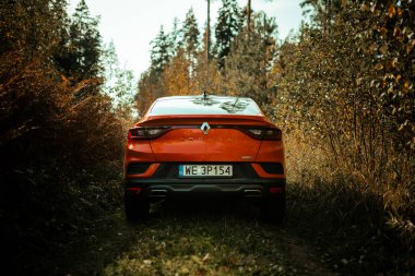 Riga, Letonya - 01.10.2021: Renault Arkana RS-line, bir kompakt SUV E-tech hibrit arabadır. Fransız otomobil üreticisi. 