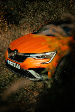 Riga, Letonya - 01.10.2021: Renault Arkana RS-line, bir kompakt SUV E-tech hibrit arabadır. Fransız otomobil üreticisi. 