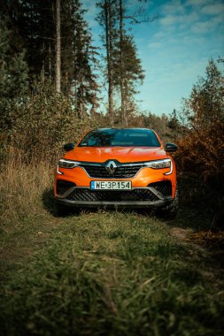 Riga, Letonya - 01.10.2021: Renault Arkana RS-line, bir kompakt SUV E-tech hibrit arabadır. Fransız otomobil üreticisi. 