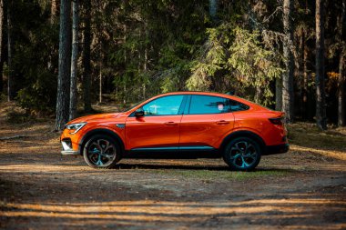 Riga, Letonya - 01.10.2021: Renault Arkana RS-line, bir kompakt SUV E-tech hibrit arabadır. Fransız otomobil üreticisi. 