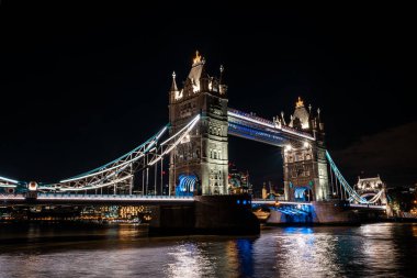 Gece vakti Londra Kule Köprüsü. Londra 'nın en ünlü köprülerinden biri ve Londra' nın görülmesi gereken yerleri..