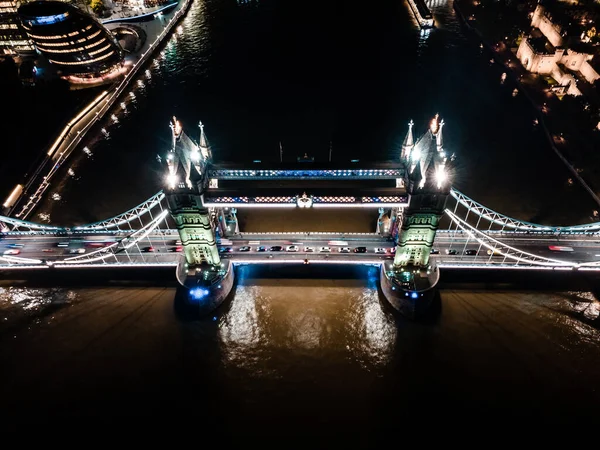 夜のロンドンタワーブリッジとイギリス テムズ川の空中ドローンビュー — ストック写真
