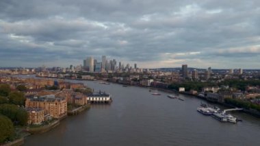Londra 'nın önde gelen finans bölgeleri olan Bank and Canary Wharf' ın hava manzarası. Altın saat batımında ünlü gökdelenler ve Thames nehri ön planda.