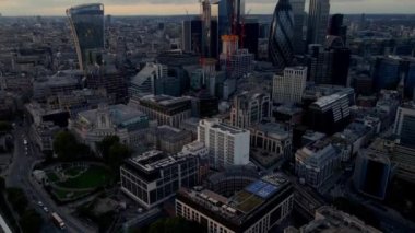 Londra 'nın merkez bankasının hava manzarası. Gün batımında ünlü gökdelenler ve diğer simgeler.. 