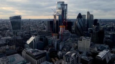 Londra 'nın merkez bankasının hava manzarası. Gün batımında ünlü gökdelenler ve diğer simgeler.. 