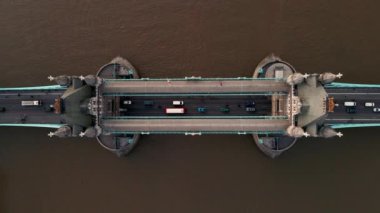 İHA 'dan Thames nehrinin üzerindeki ikonik Tower Köprüsü' ne. Köprüden geçen trafik..