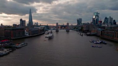 Gün batımında Londra 'nın ikonik Tower Köprüsü' ne ve ufuk çizgisine hava görüntüsü. Köprüden geçen trafik..