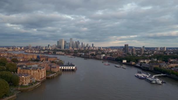 銀行とカナリーワーフの空中ビュー 前景にテムズ川と黄金の時間の夕日で有名な高層ビルを持つ中央ロンドン有数の金融街 — ストック動画