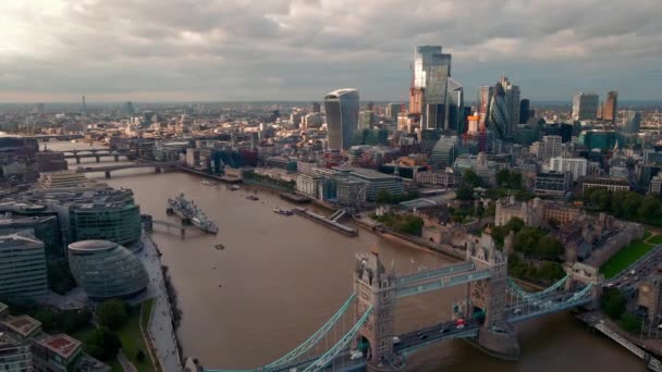 Luftaufnahme Der Tower Bridge Und Des Londoner City Business Center — Stockvideo