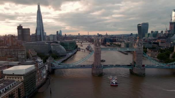 Вид Воздуха Тауэрский Мост Панорамный Вид Лондона Великобритания Закате Лодки — стоковое видео
