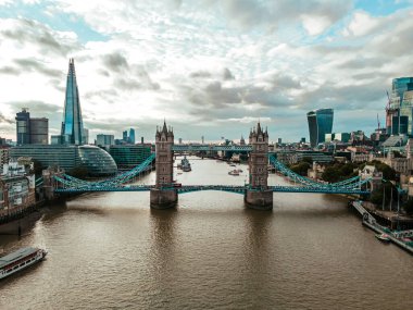 Londra 'daki Tower Bridge' in havadan görüntüsü. Londra 'nın en ünlü köprülerinden biri ve Londra' nın görülmesi gereken simgelerinden biri. Londra Kule Köprüsü 'nün güzel manzarası.